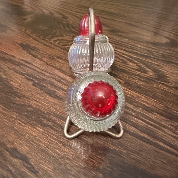 Vtg Round Clear Ribbed Glass Salt & Pepper Shakers Red Screw Caps & Metal Caddy - Picture 2 of 6